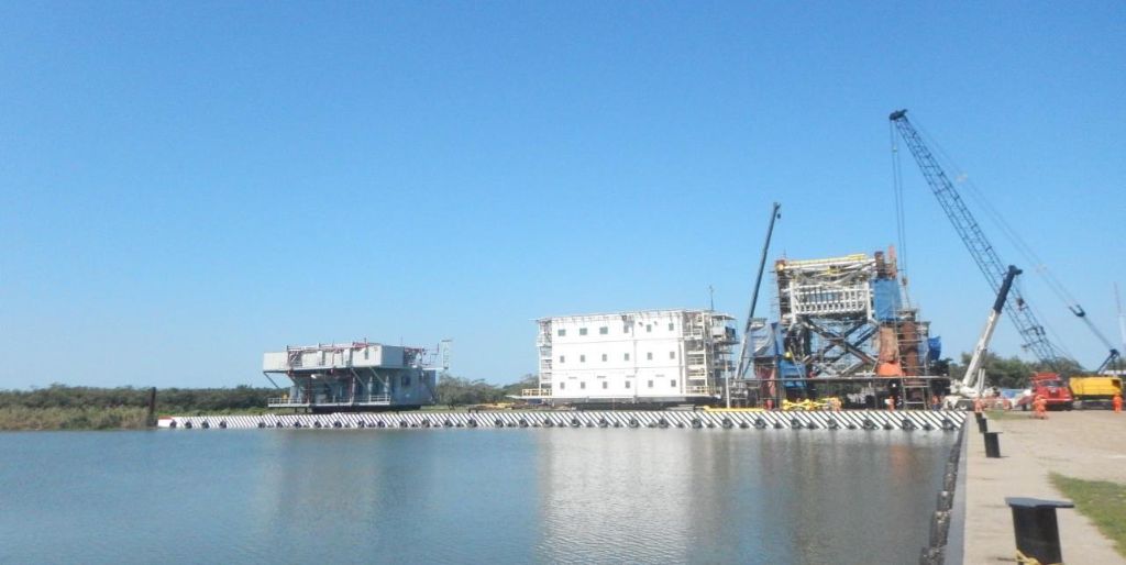 Muelle norte de Terminal El Espadañal, frente de atraque sobre el río Grijalva
