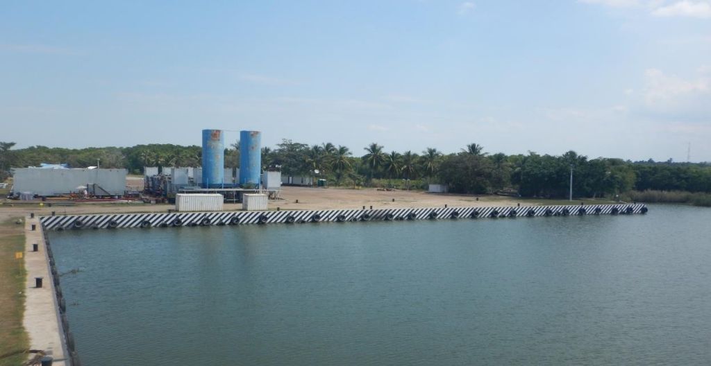 Muelle este de Terminal El Espadañal con vista al canal